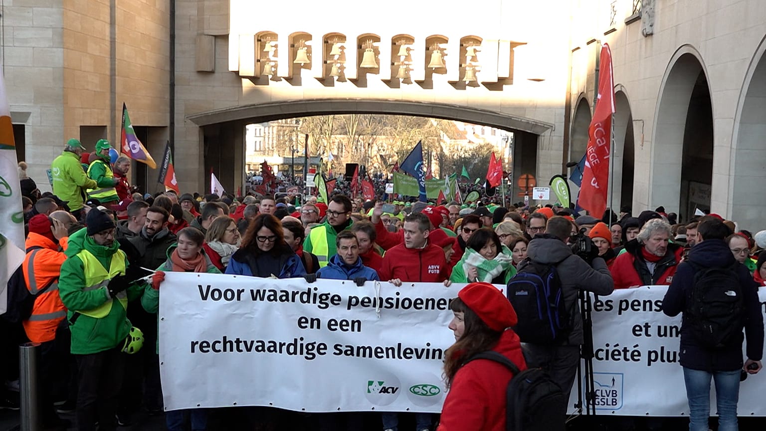 Cerca de 30.000 manifestantes saíram às ruas em Bruxelas para protestar contra a proposta de reforma das pensões. 