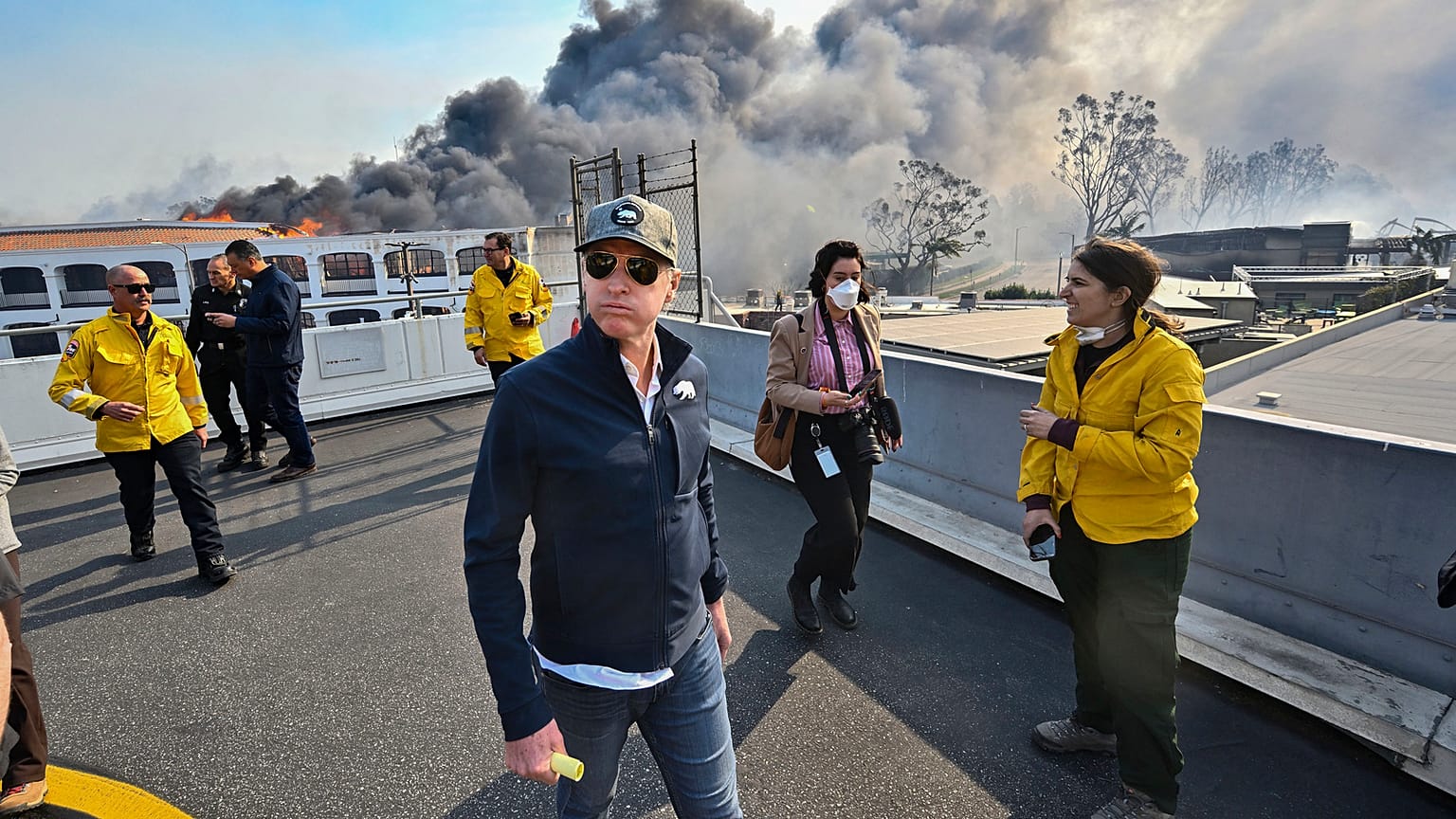 Ο κυβερνήτης της Καλιφόρνιας Gavin Newsom επιθεωρεί τις ζημιές κατά τη διάρκεια της πυρκαγιάς Palisades την Τετάρτη 8 Ιανουαρίου 2025, στο Pacific Palisades της Καλιφόρνια. 