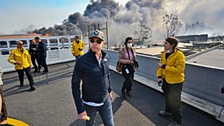 Gavin Newsom, Kalifornia kormányzója felméri a károkat a Palisades tűzvész során 2025. január 8-án, szerdán a kaliforniai Pacific Palisadesben. 