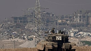 ARCHIVO - Soldados israelíes observan la Franja de Gaza desde un tanque, visto desde el sur de Israel, el viernes 19 de enero de 2024. (AP Photo/Maya Alleruzzo, Archivo)