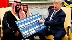 الرئيس دونالد ترامب يعرض مخططًا يبرز مبيعات الأسلحة إلى المملكة العربية السعودية خلال اجتماع مع ولي العهد السعودي محمد بن سلمان في المكتب البيضاوي، واشنطن، 2018