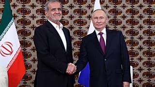 الرئيس الروسي فلاديمير بوتين، إلى اليمين، والرئيس الإيراني مسعود بيزشكيان خلال اجتماعهما في عشق آباد، تركمانستان، في 11 أكتوبر 2024