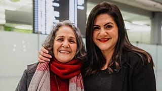 Nahid Taghavi (solda) ve kızı Mariam Claren