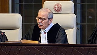 القاضي نواف سلام يتلو الحكم في محكمة العدل الدولية بلاهاي، هولندا، الجمعة 19 تموز/ يوليو 2024.
