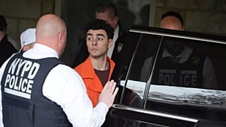 Luigi Nicholas Mangione, 19 Aralık 2024 Perşembe günü Hollidaysburg, Pa'daki Blair County Adliye Sarayı'ndan ayrılıyor