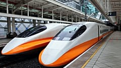Bir tren istasyonunda iki modern yüksek hızlı tren