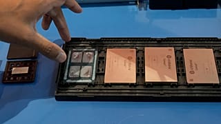 سيد شيث، الرئيس التنفيذي والشريك المؤسس لشركة (d-Matrix)، يشير إلى شريحة( d-Matrix Corsair) خلال مقابلة في سانتا كلارا، كاليفورنيا، الأربعاء، 16 أكتوبر 2024
