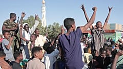 أشخاص يحتفلون عقب ورود أنباء عن دخول الجيش السوداني إلى مدينة ود مدني وسط البلاد وطرد خصومه من قوات الدعم السريع السودان، السبت 11 يناير/كانون الثاني 2025. 