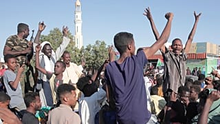 أشخاص يحتفلون عقب ورود أنباء عن دخول الجيش السوداني إلى مدينة ود مدني وسط البلاد وطرد خصومه من قوات الدعم السريع السودان، السبت 11 يناير/كانون الثاني 2025.
