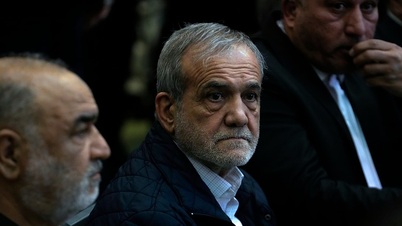 İran Cumhurbaşkanı Mesud Pezeşkiyan, Kudüs Gücü Komutanı Kasım Süleymani'nin ölüm yıl dönümünü anmak üzere Tahran'da bir camide, 2 Ocak 2025