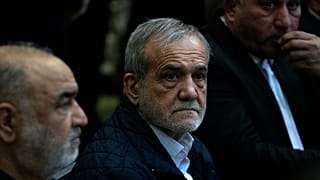 İran Cumhurbaşkanı Mesud Pezeşkiyan, Kudüs Gücü Komutanı Kasım Süleymani'nin ölüm yıl dönümünü anmak üzere Tahran'da bir camide, 2 Ocak 2025