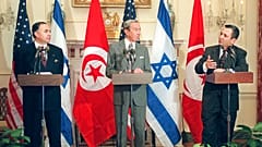 وزير خارجية تونس الحبيب بن يحيى ونظيريه الأمريكي وارن كريستوفر والإسرائيلي إيهود باراك في واشنطن /أرشيف