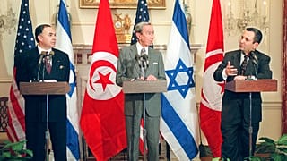 وزير خارجية تونس الحبيب بن يحيى ونظيريه الأمريكي وارن كريستوفر والإسرائيلي إيهود باراك في واشنطن /أرشيف