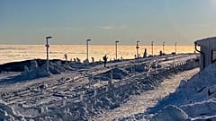Senderistas disfrutan de un paseo matinal en un paisaje nevado de la cordillera de Harz, en el norte de Alemania.