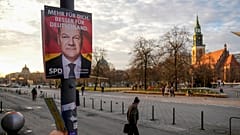 Ein Wahlkampfplakat der Sozialdemokratischen Partei, SPD, zeigt Bundeskanzler Olaf Scholz und die Aufschrift: "Mehr für Sie. Besser für Deutschland." in Berlin, Deutschland, am Montag, 13. Januar.  