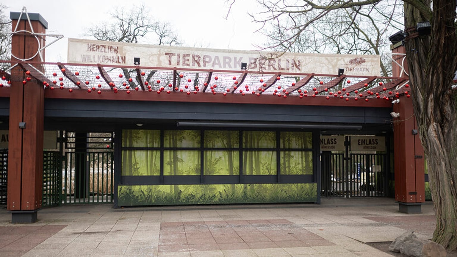 A entrada do jardim zoológico Tierpark Berlin, em Berlim, sábado, 11 de janeiro de 2025, que foi encerrado aos visitantes por precaução após ter sido detectada febre aftosa