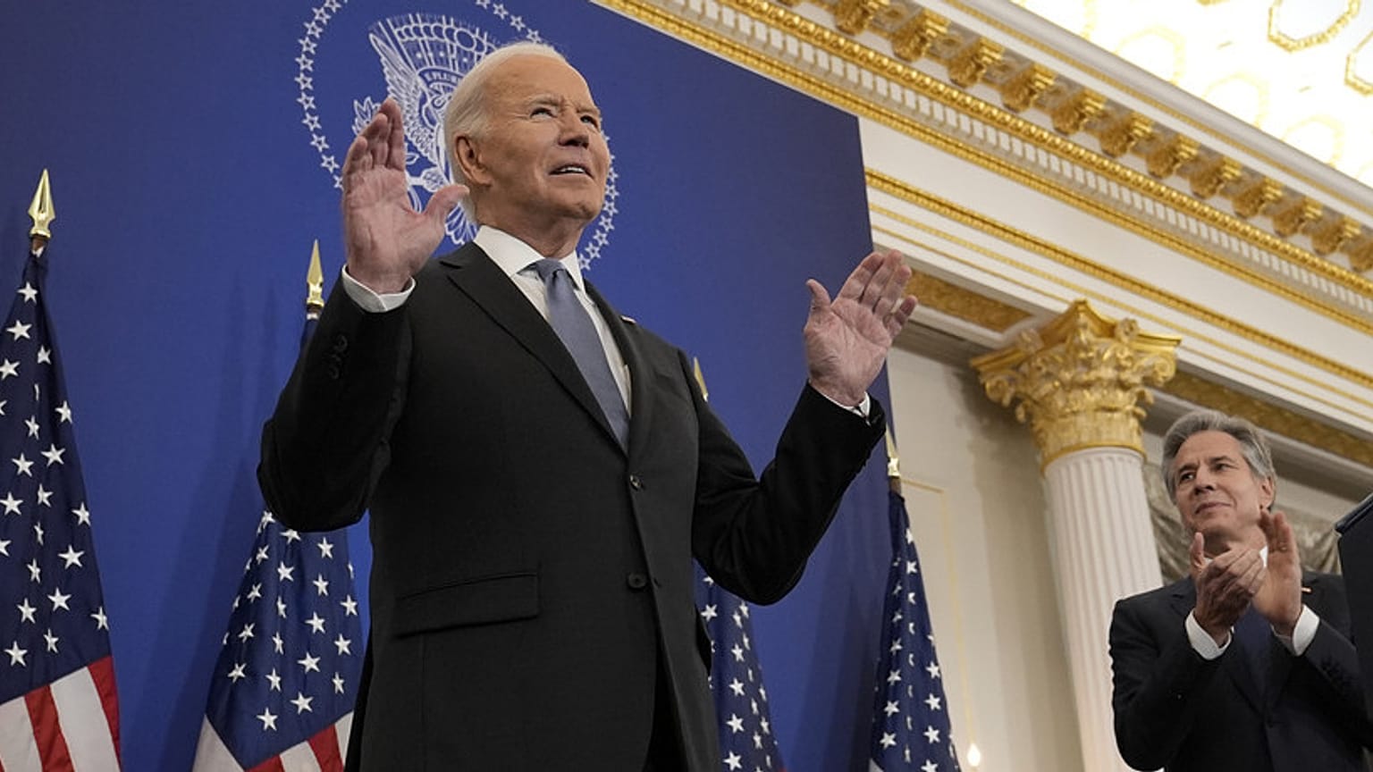 Präsident Joe Biden steht neben Außenminister Antony Blinken und erhält stehende Ovationen, bevor er eine Rede zur Außenpolitik im Außenministerium hält, 13. Januar 2025
