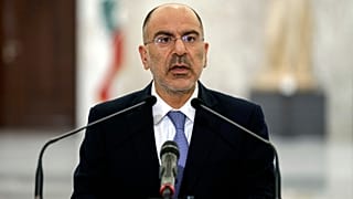 Antoine Shoukeir, dyrektor generalny urzędu prezydenta, ogłasza, że ​​Nawaf Salam, wybitny dyplomata i prawnik, zostanie nowym premierem-desygnatem w pałacu prezydenckim