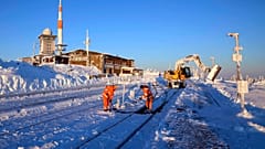 Demiryolu işçileri, 13 Ocak 2025 Pazartesi günü Almanya'nın Schierke kenti yakınlarındaki Harz dağlarında bulunan 1.142 metre yüksekliğindeki 'Brocken'de rayları kardan temizliyor.