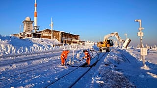 Demiryolu işçileri, 13 Ocak 2025 Pazartesi günü Almanya'nın Schierke kenti yakınlarındaki Harz dağlarında bulunan 1.142 metre yüksekliğindeki 'Brocken'de rayları kardan temizliyor.