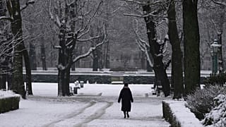 Eisige Temperaturen und starker Schneefall hat in Südosteuropa für Chaos gesorgt. 