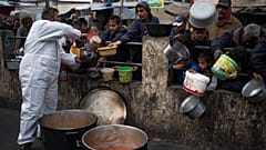 Des Palestiniens font la queue pour obtenir de la nourriture à Rafah, dans la bande de Gaza.