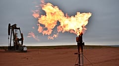 Dateibild einer Fackel, die Erdgas an einer Ölquelle in Watford City, North Dakota, USA, verbrennt