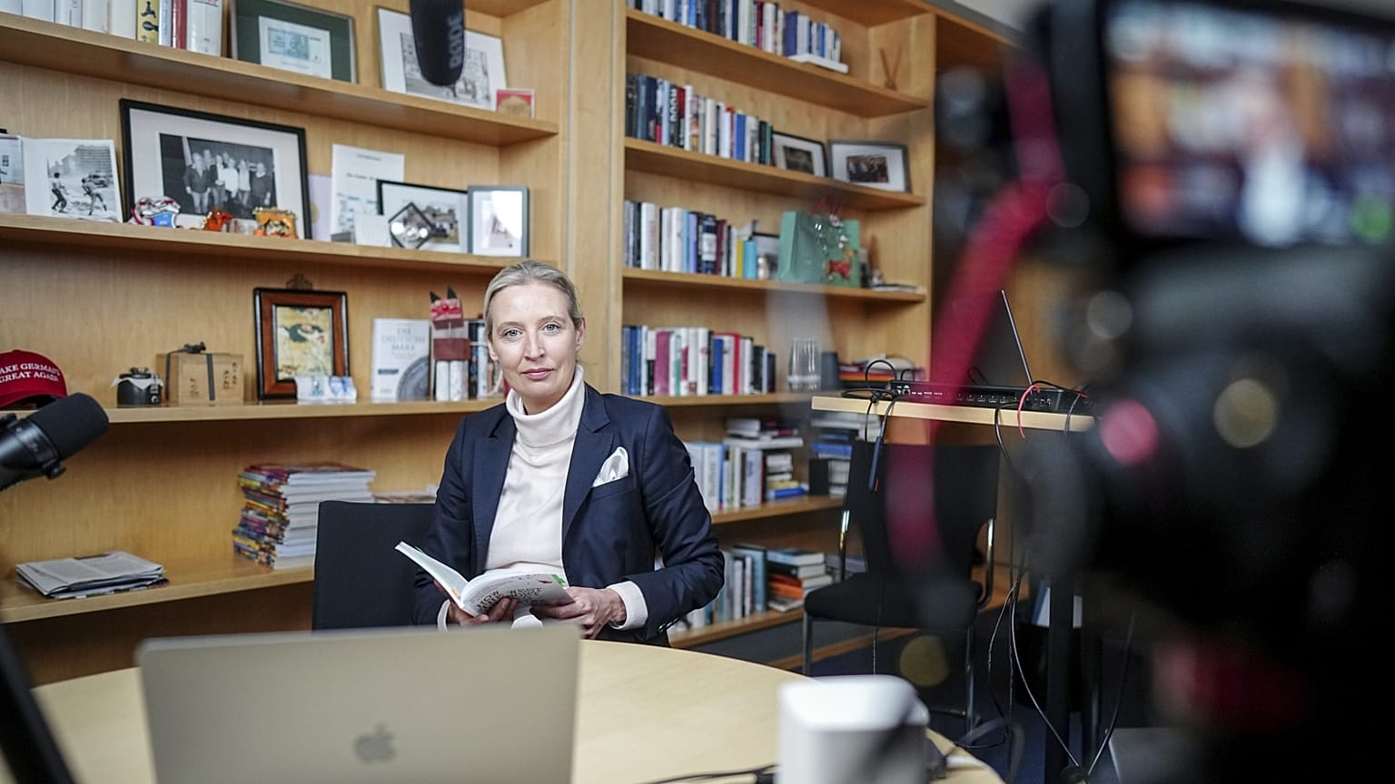 Alice Weidel, az AfD társelnöke készül az Elon Musk-kal való élő interjúra