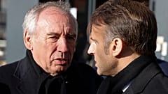 Başbakan Francois Bayrou (solda) Fransa Cumhurbaşkanı Emmanuel Macron ile görüşüyor, sağda 