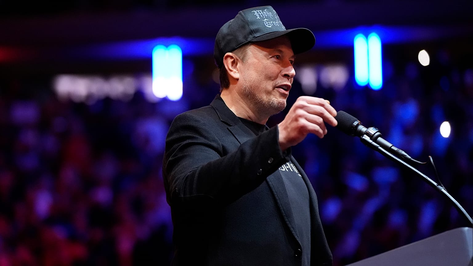 Elon Musk, 27 Ekim 2024 Pazar günü New York'taki Madison Square Garden'da düzenlenen bir kampanya mitinginde Cumhuriyetçi başkan adayı eski Başkan Donald Trump'tan önce konuşuyor.