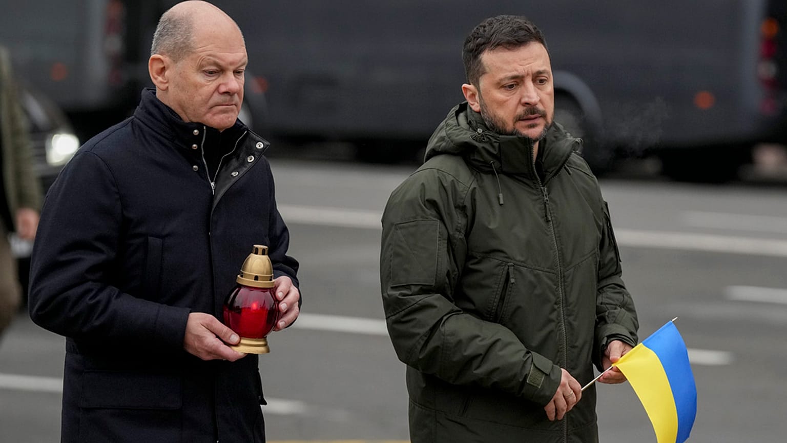 Der ukrainische Präsident und der deutsche Bundeskanzler in Kyjiw, Ukraine, am Montag, 2. Dezember 2024.