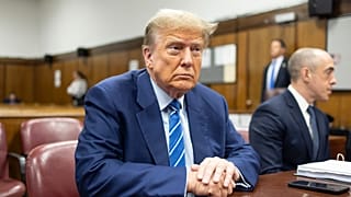 الرئيس دونالد ترامب ينتظر بدء الإجراءات في اليوم الثاني من اختيار هيئة المحلفين في محكمة مانهاتن الجنائية، 16 أبريل/نيسان 2024، في نيويورك