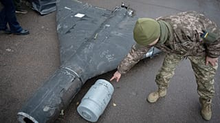 Un officier ukrainien montre une charge thermobarique d'un drone Shahed abattu, en novembre 2024.