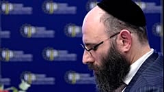 الحاخام مناحيم مارغولين رئيس الرابطة اليهودية الأوروبية يحضر حفل عشاء خلال اجتماع قمة للزعماء اليهود من جميع أنحاء أوروبا لمدة يومين 13 كانون الثاني يناير 2025