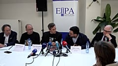 Conferência de imprensa das famílias dos reféns do Hamas em Gaza, terça-feira, 14 de janeiro de 2025, em Bruxelas. 