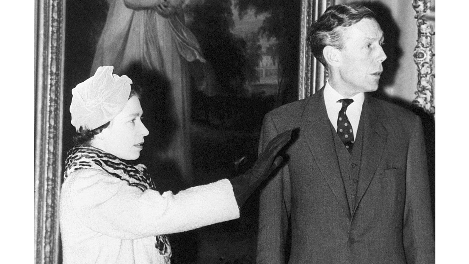 Archivo: El profesor Anthony Blunt, antiguo topógrafo de los cuadros de la reina, fotografiado en el Courtauld Institute con la Reina Isabel II el 15 de noviembre de 1979.