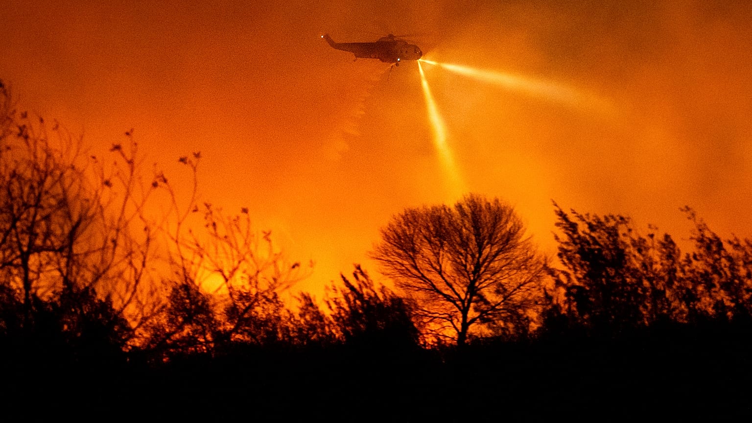 Egy helikopter vizet dob le a Ventura megyei Auto Fire tűzoltása közben.
