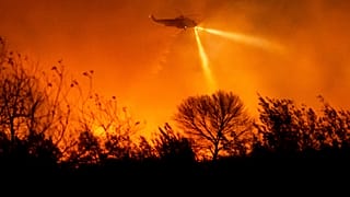 Ein Hubschrauber wirft in Ventura County Wasser ab.