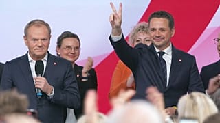 Le Premier ministre polonais Donald Tusk avec le maire de Varsovie Rafał Trzaskowski, candidat à l'élection présidentielle, à Varsovie, en Pologne, le samedi 23 novembre 2024.