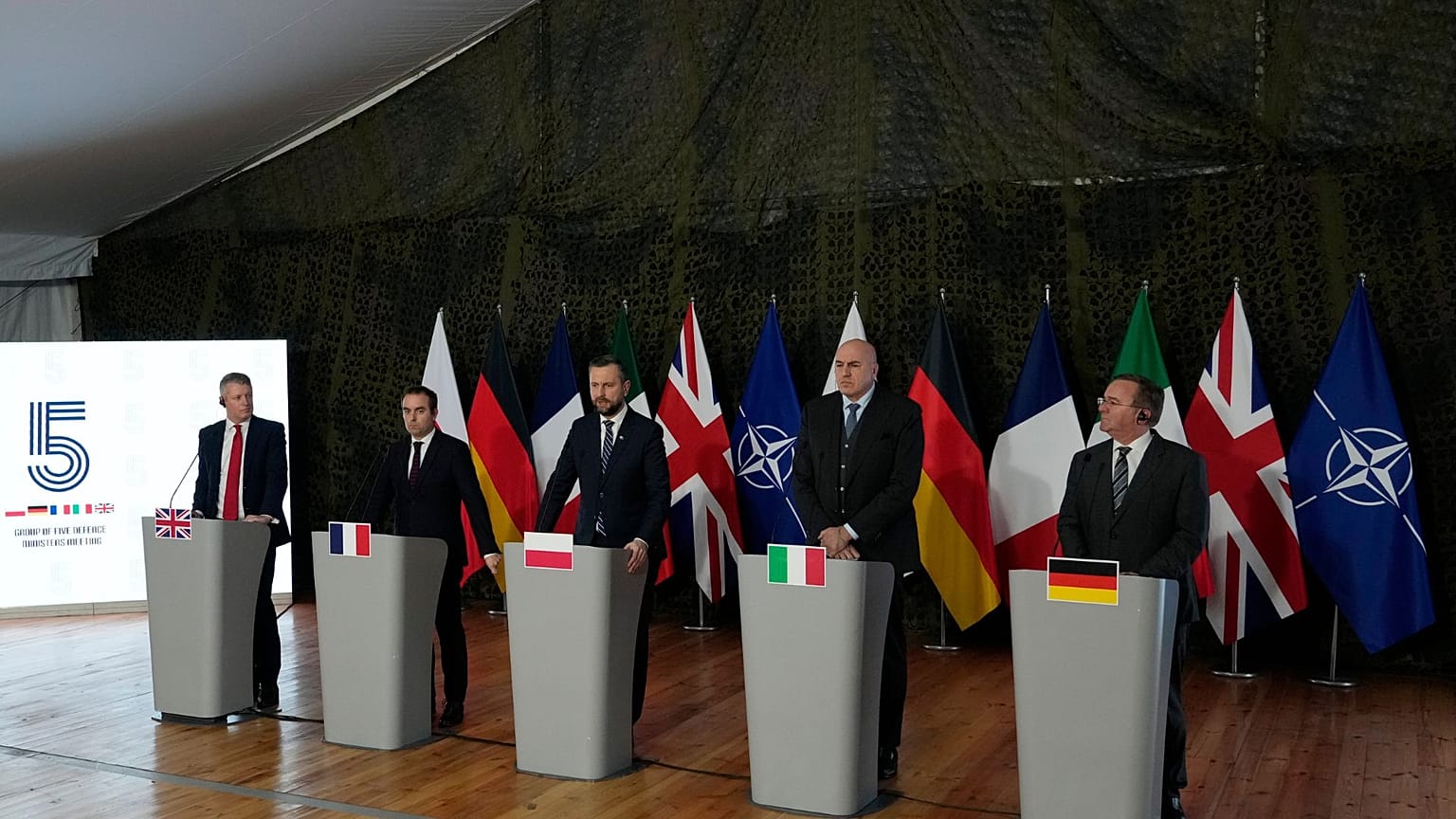 Beş NATO ülkesinin savunma bakanlarının savunma planlarının koordinasyonu ve Ukrayna'ya destek konularını görüşmek üzere Varşova'da yaptıkları toplantı, 13 Ocak 2025.