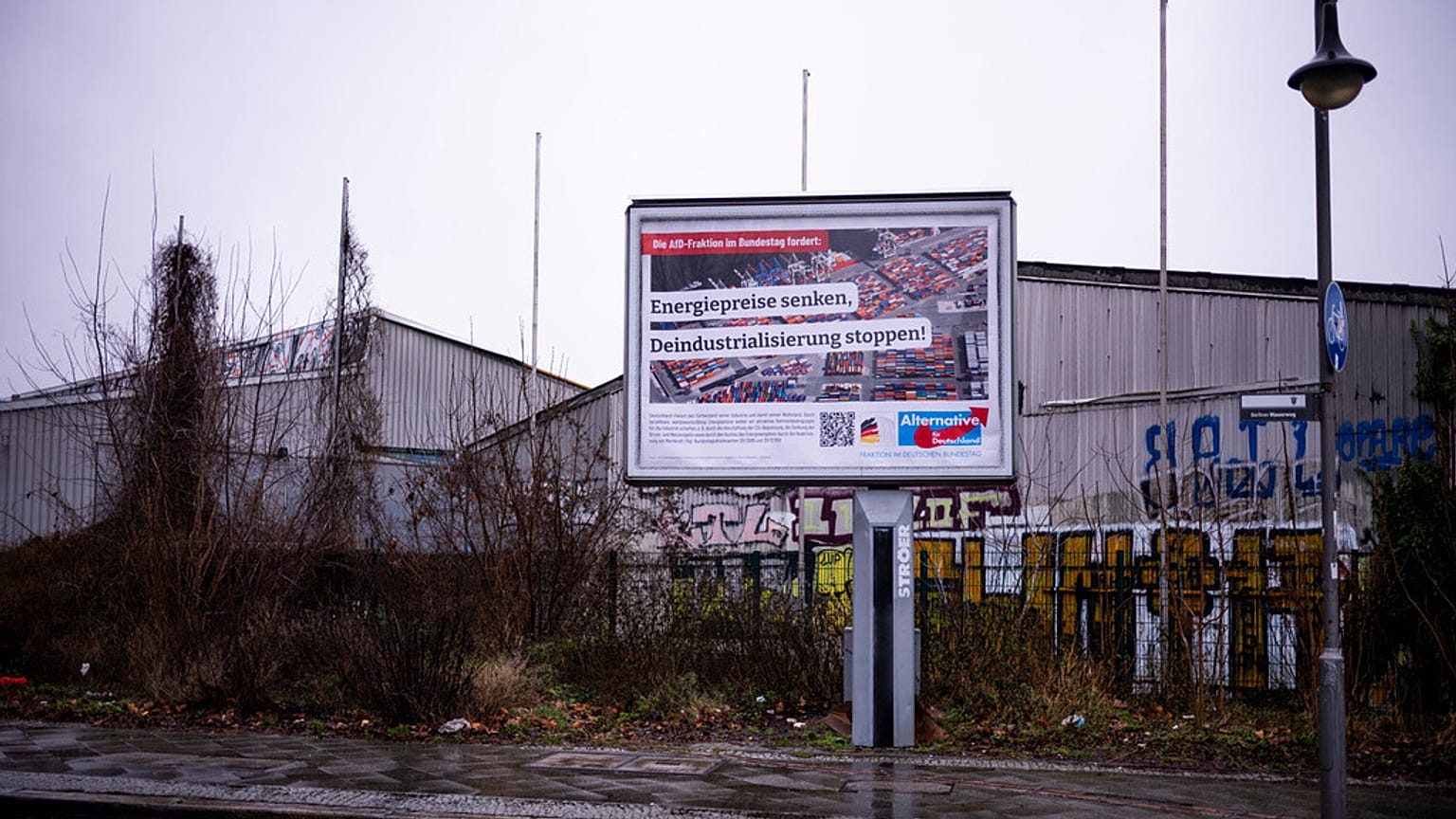 Ein Wahlkampfplakat der Partei AfD, Alternative für Deutschland, mit der Aufschrift: „Energiepreise senken, Deindustrialisierung stoppen“ steht an einer Straße in Berlin.