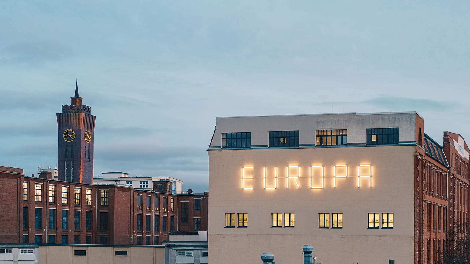 Un neon en el que brilla la palabra Europa