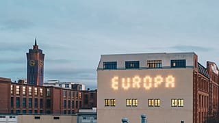 Un neon en el que brilla la palabra Europa