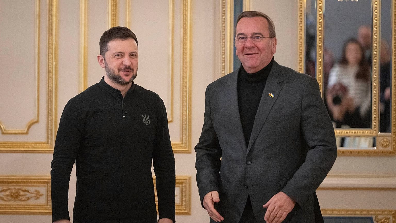 Der ukrainische Präsident Wolodymyr Selenskyj, links, und der deutsche Verteidigungsminister Boris Pistorius in Kyjiw, Ukraine, Dienstag, 14. Januar 2025.