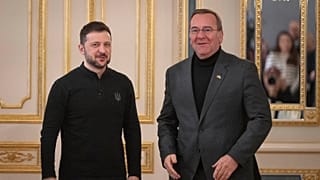 Der ukrainische Präsident Wolodymyr Selenskyj, links, und der deutsche Verteidigungsminister Boris Pistorius in Kyjiw, Ukraine, Dienstag, 14. Januar 2025.