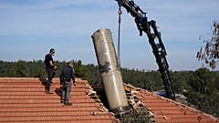 ضباط من فرقة مكافحة القنابل الإسرائيلية يزيلون جزءًا من صاروخ أطلقه الحوثيون من اليمن بعد أن أصاب منزلًا بالقرب من القدس 14 كانون الثاني يناير 2025