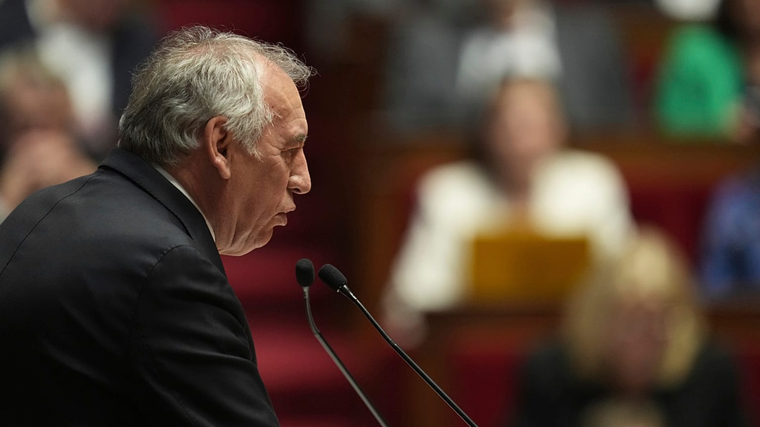 Gergin müzakerelerin ardından François Bayrou, farklı taraflar arasında bir bütçe anlaşması yapmayı başardı 