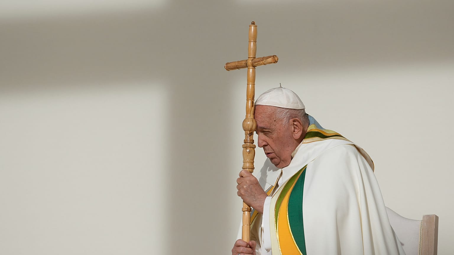 Papa Francis, 29 Eylül 2024 Pazar günü Brüksel'deki Kral Baudouin Stadyumu'nda Pazar ayinini yönetirken pastoral asayı tutuyor