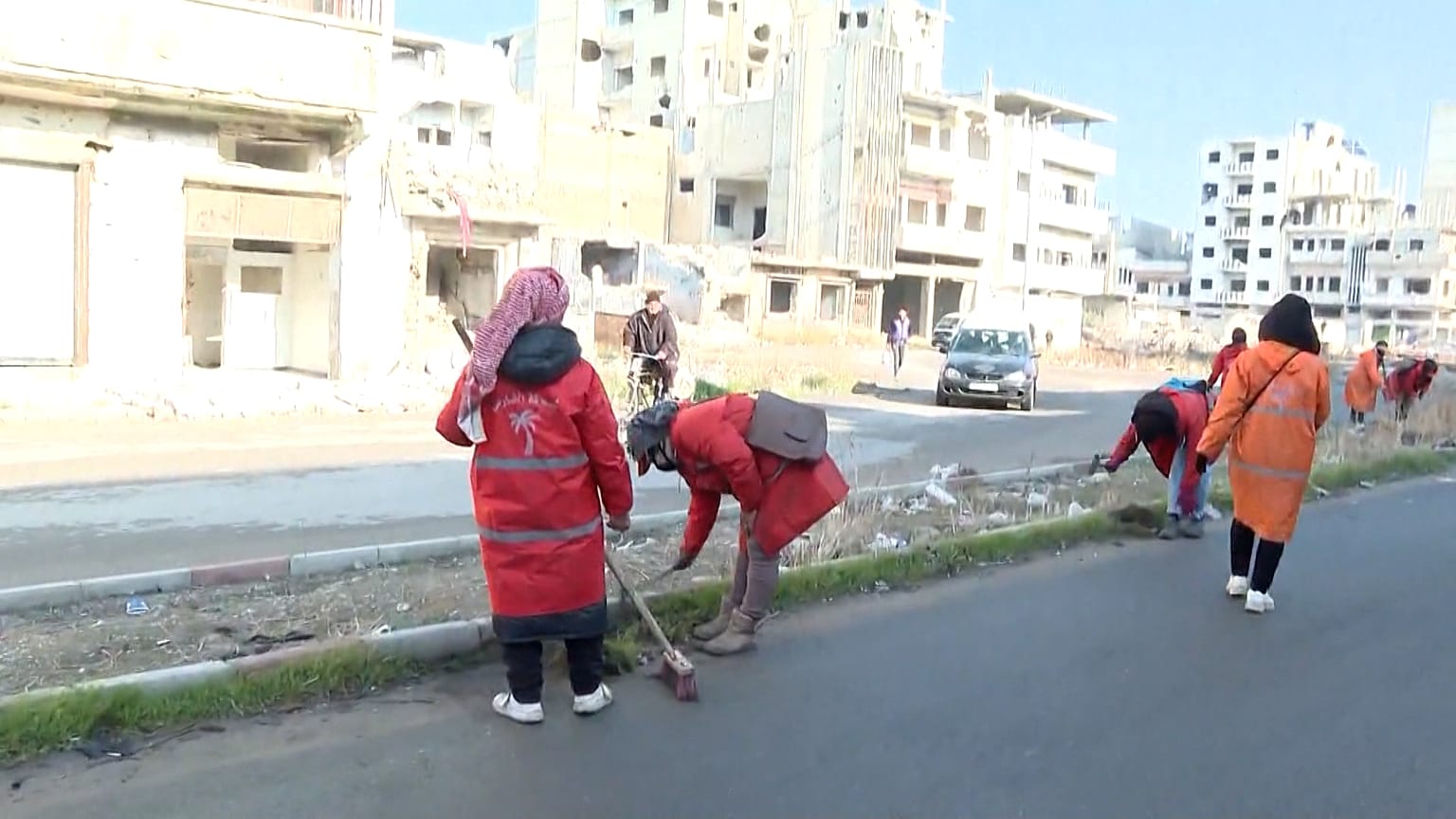 السكان يعيدون ترميم منازلهم وأعمالهم بعد سقوط الأسد