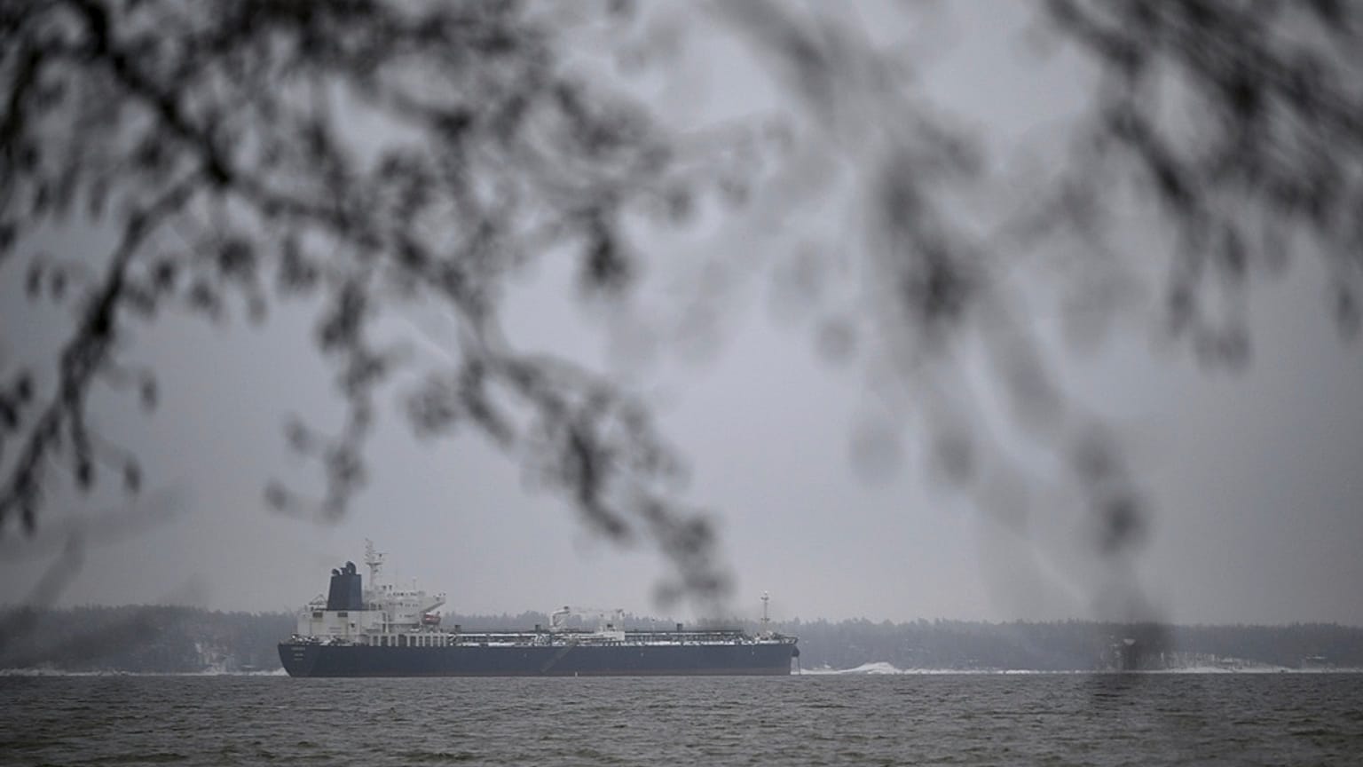 Tankowiec Eagle S, podejrzany o uszkodzenie fińsko-estońskiego kabla energetycznego Estlink-2, zacumowany w pobliżu portu Kilpilahti w Porvoo, 7 stycznia 2025 r.